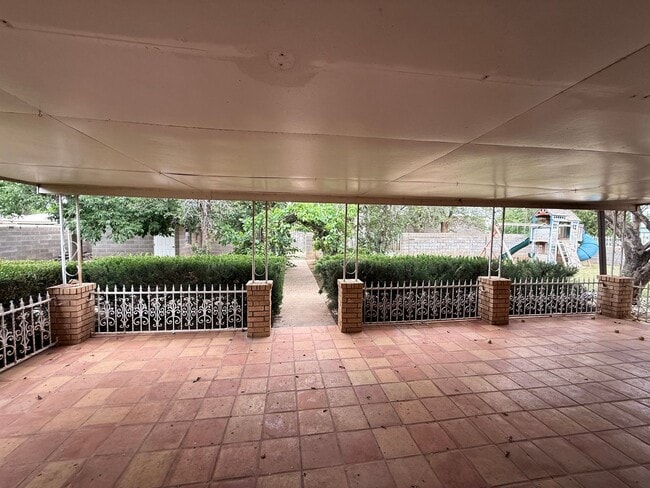 Building Photo - 3 Bed 3 Bath spacious home, with extra craft room, Lovely Backyard