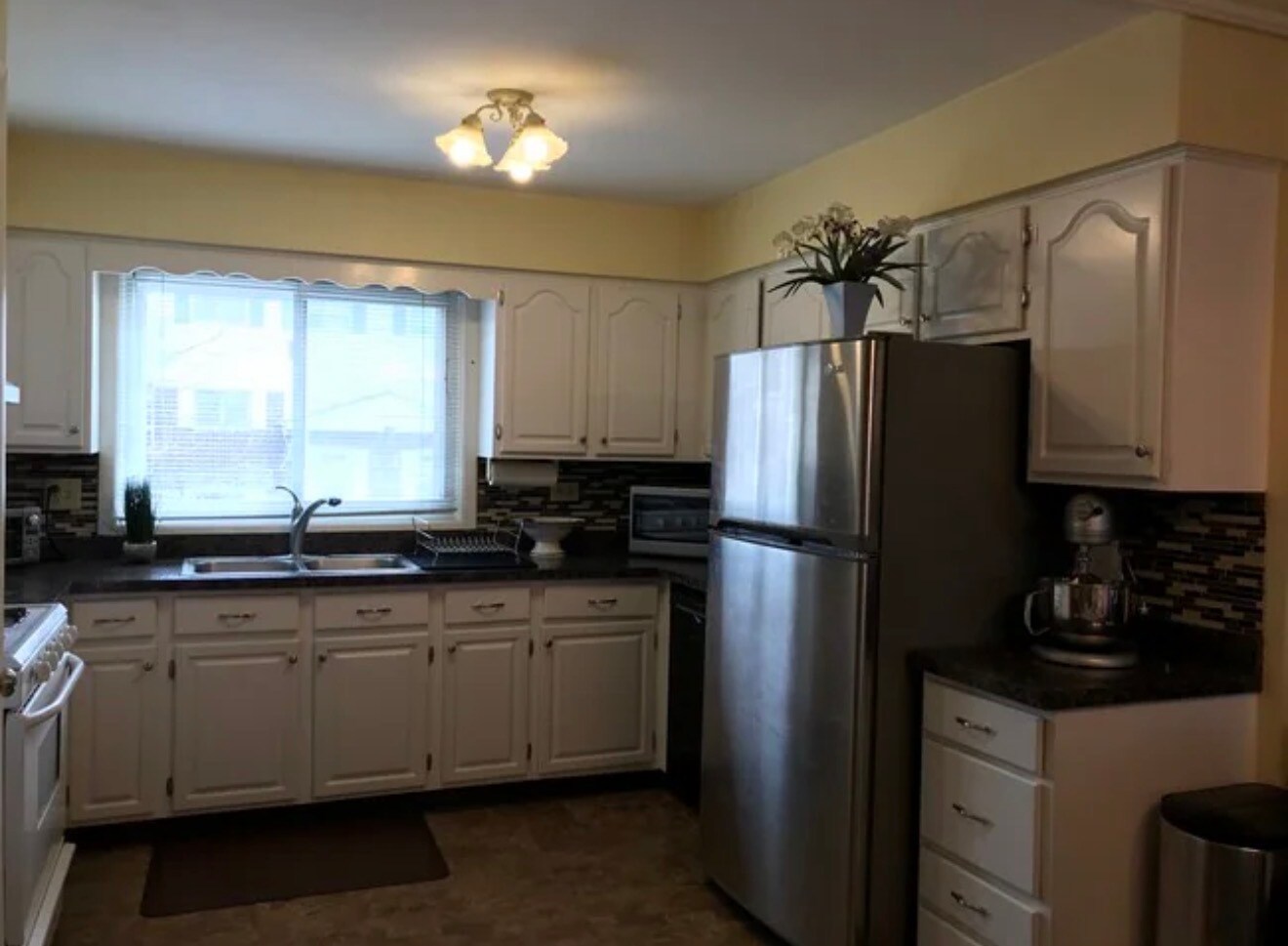 Kitchen - 553 W Park Ave