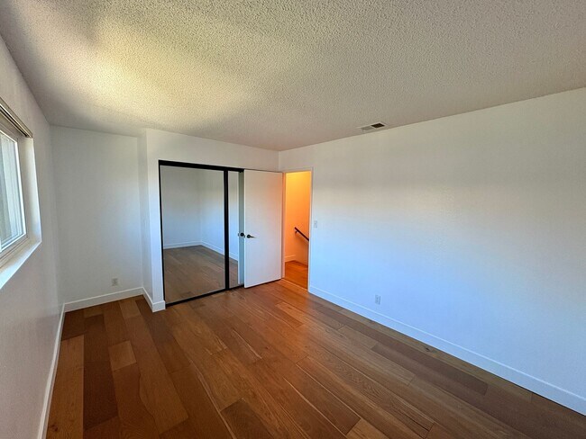 Building Photo - Amazing Two Bed 1.5 Bath Condo - University Heights - Garage & Driveway Parking