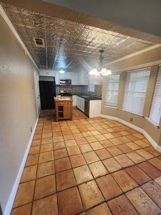 Building Photo - 3 bed 2 bath 2 car garage, move in ready!