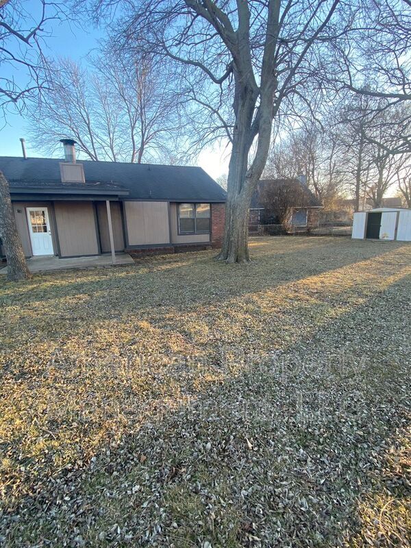 Building Photo - 1132 N Hickory Dr