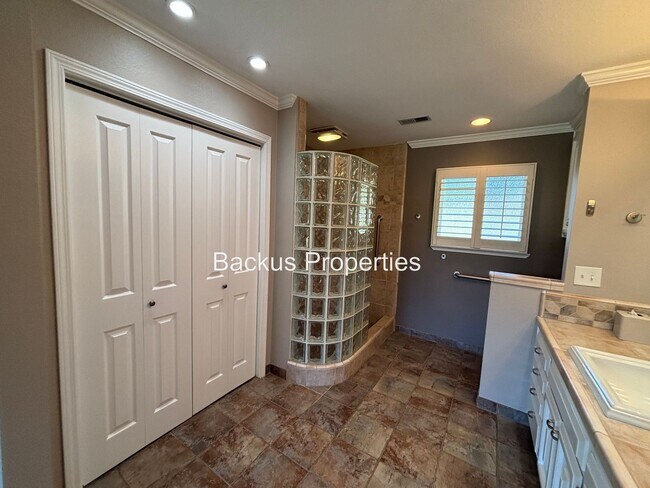 Building Photo - Wonderful three bedroom home on an acre lot in Royal Oaks