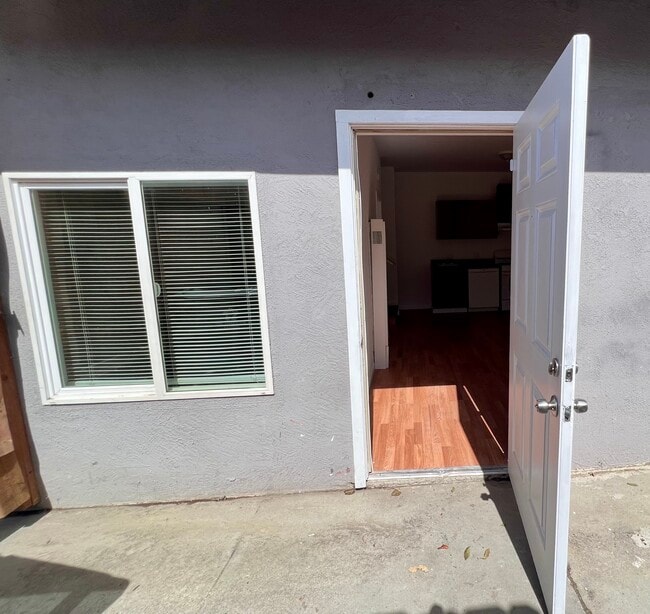 Building Photo - Del Oro #B