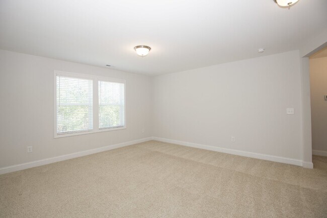 Building Photo - Charming 4 Bedroom Rental Home with Spacio...