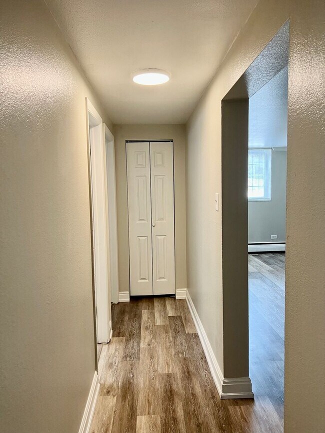 Building Photo - 2 bd/1.5 ba unit in CapHill