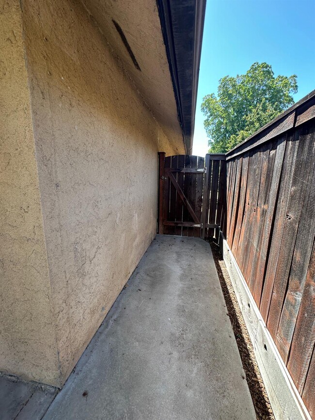 Building Photo - 5072 N Forkner Ave