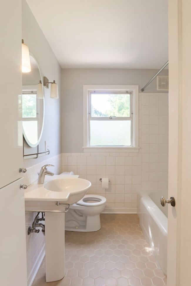 Building Photo - 2bd/1.75ba Seattle House