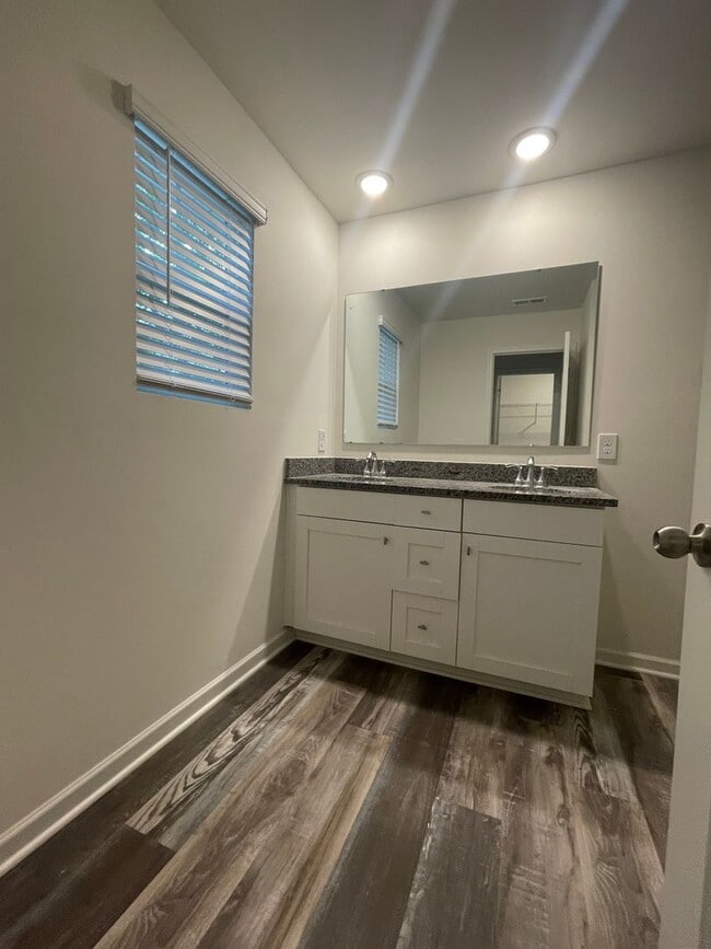 Building Photo - Welcome to this stunning 3-bedroom, 2.5-ba...