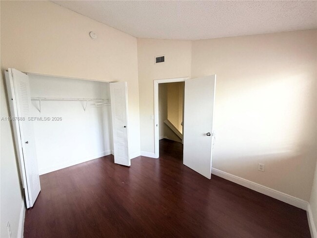 Building Photo - 6205 SW Kendale Lakes Cir