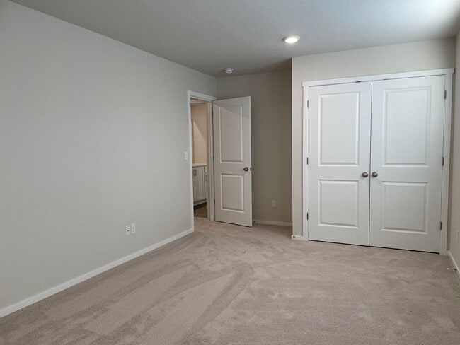 Building Photo - Don’t Miss This! Spacious Vancouver Home with Large Yard & Double Garage.
