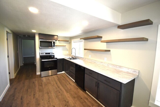 Building Photo - Newly Remodeled Home in Quiet Neighborhood!