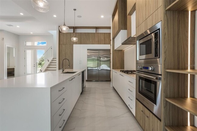 Building Photo - 16110 Pendio Dr