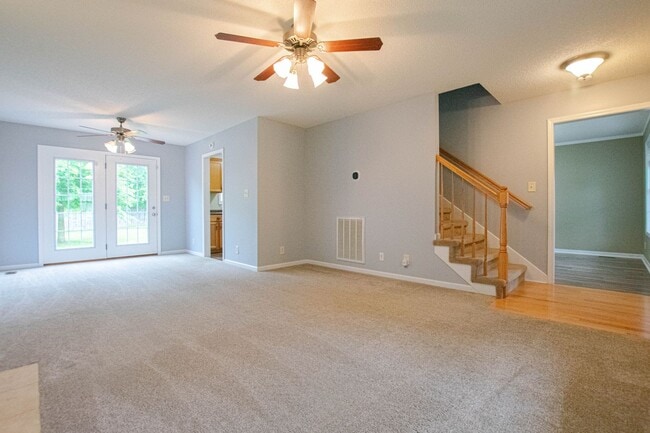 Building Photo - Pet Friendly Three Bedroom!
