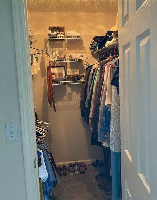 Building Photo - 2 Bedroom 2 Bath Located 1 Mile From Campus!!