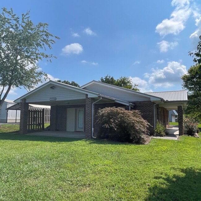Building Photo - 3 bedroom close to Interstate in Kodak! On...