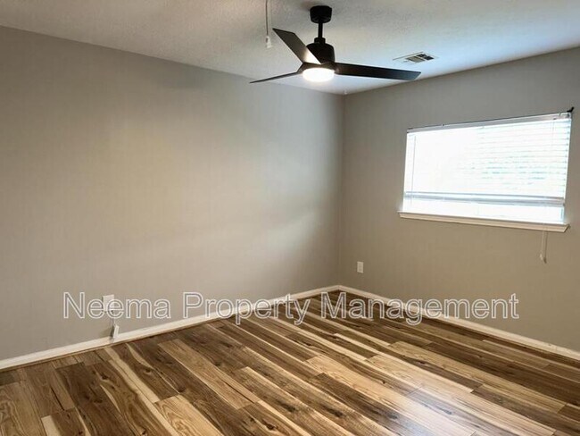 Building Photo - 3230 Vanity Dr