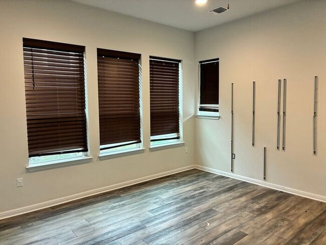 Building Photo - Elegant 6 BR 5 BA Home with Modern Amenities