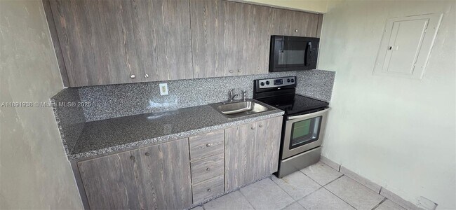 Building Photo - 654 W 29th St