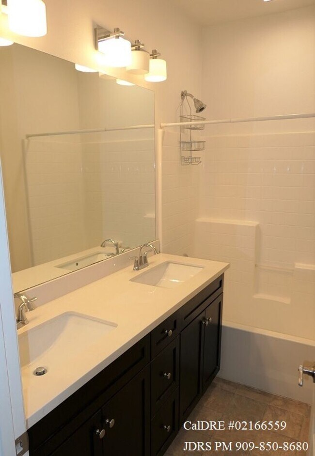 Building Photo - Ontario 3 Bedroom Condo