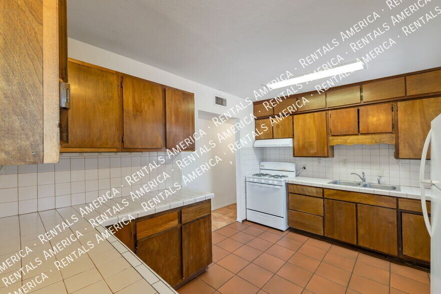 Building Photo - 947 N Alvernon Way