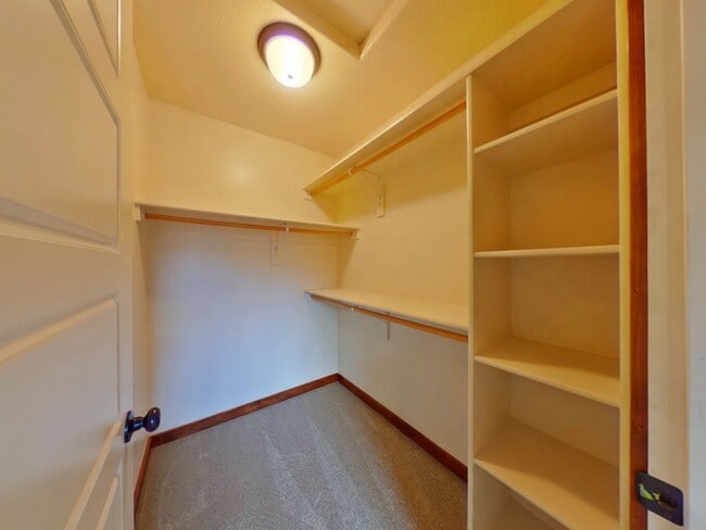 Building Photo - PET FRIENDLY! Beautiful 3 bedroom 2 1/4 bath townhouse in 4 Corners! Fenced backyard!