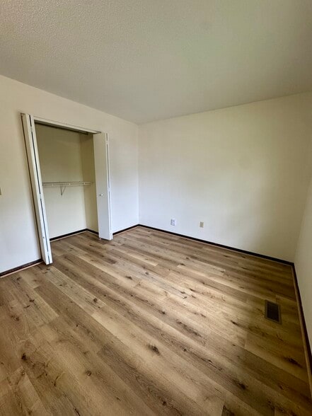 Building Photo - 5556 N Thornwood Ave