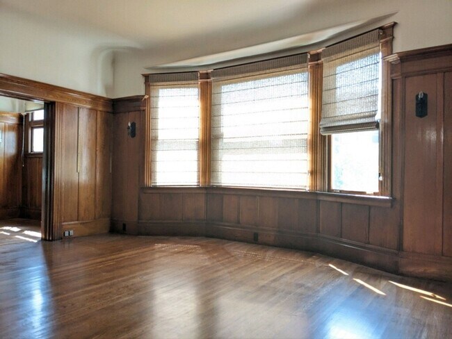 Building Photo - Spacious 4+ Bedroom House in Jordan Park with 2-Car Parking