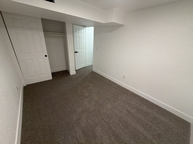 Building Photo - 250 N 11th Ct