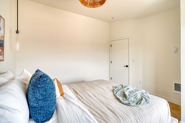 Building Photo - 5012-5022-5022 NE 26th Ave