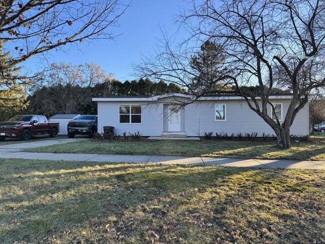 Building Photo - Newly Renovated Three bedroom, One Bathroom