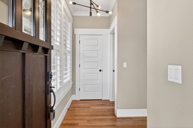 Building Photo - 100 NE Ivy St