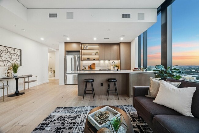 Building Photo - 610 Davis St