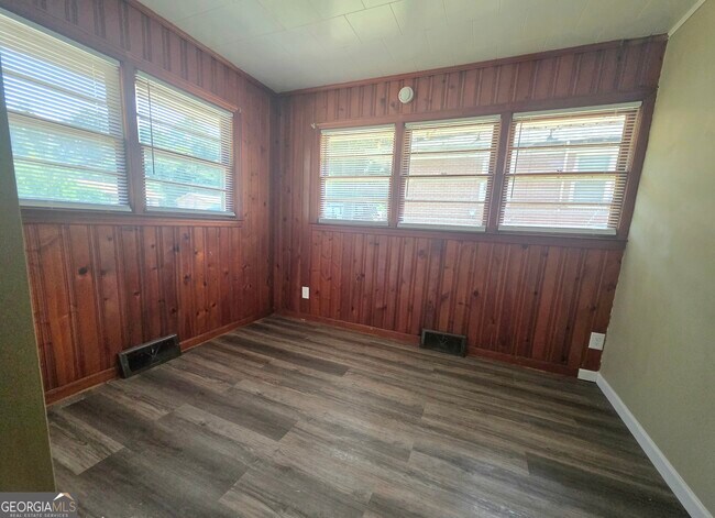Building Photo - 2639 Tredway Dr