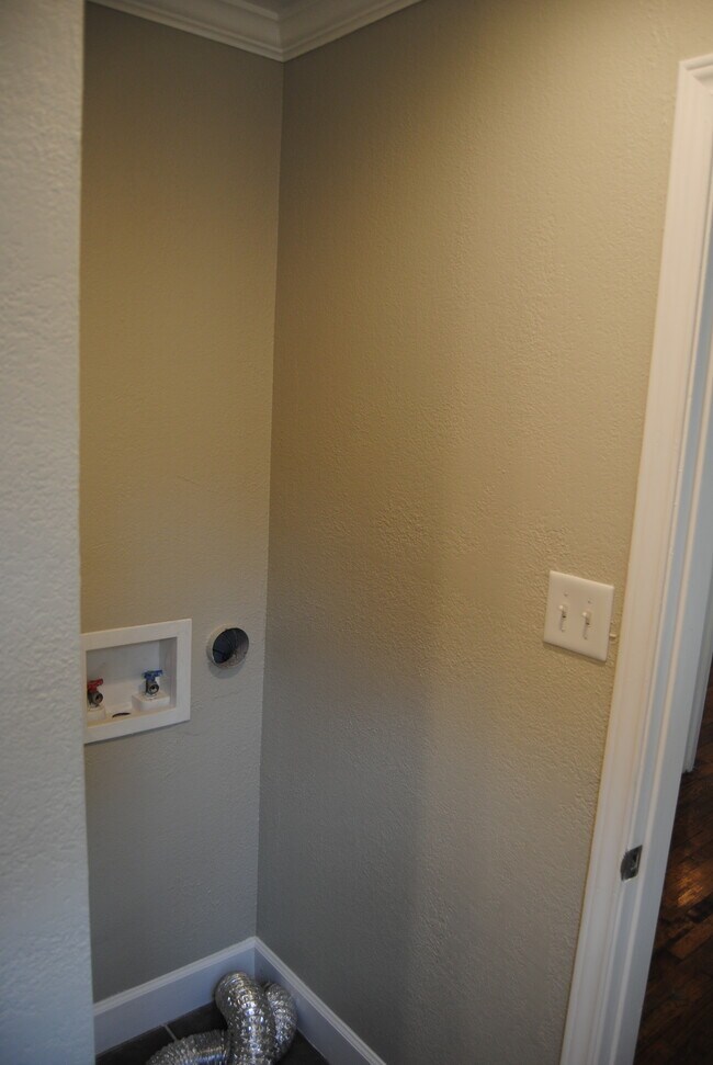Building Photo - La Marque 6 Unit
