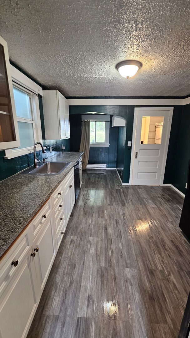 Building Photo - Cute 2-bed house,  Pet Friendly, Central location!