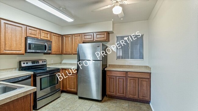 Building Photo - 1810 E Blacklidge Dr