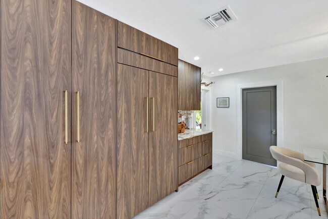 Building Photo - 1981 Coral Gardens Dr