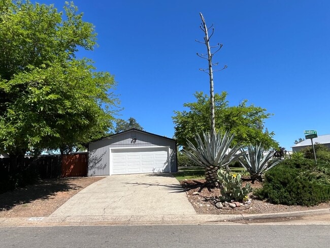 Building Photo - Remodeled cozy home in North Redding!