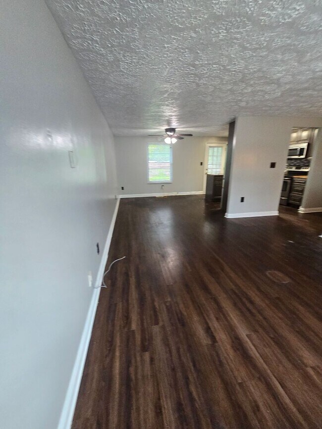 Building Photo - Beautiful 3 Bedroom with Bonus Room in Dec...