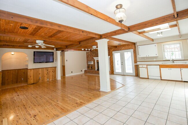 Building Photo - Retro Ranch only minutes from downtown Sou...