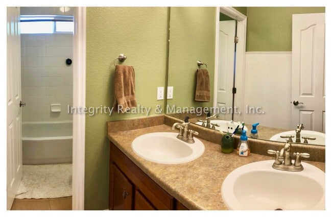 Building Photo - 4 Bed/5 Bath, 4,219 Sqft -11089 Canyonbroo...