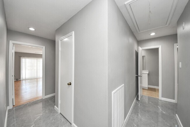 Building Photo - 9222 Sharpview Dr