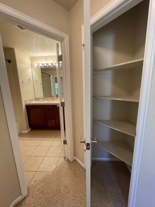 Building Photo - 2 bed/1 bath Townhome with Garage, Pool, Clubhouse