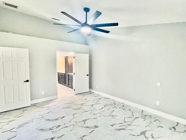 Building Photo - Ventura Luxury