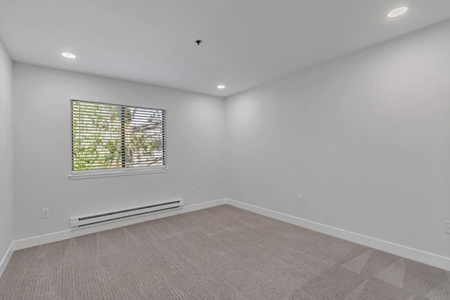 Building Photo - 880 E Fremont Ave