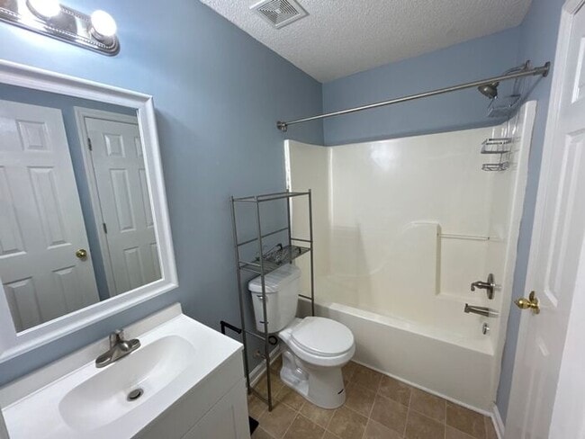 Building Photo - 112 Winterberry Ln