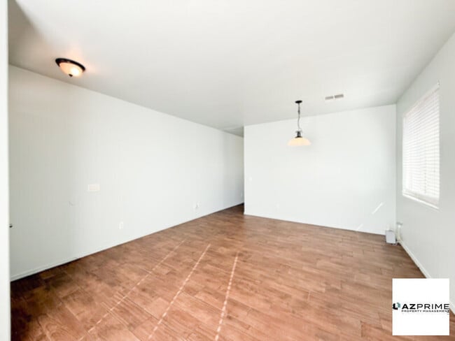 Building Photo - Bright &amp; Airy 4/2 Phoenix House!