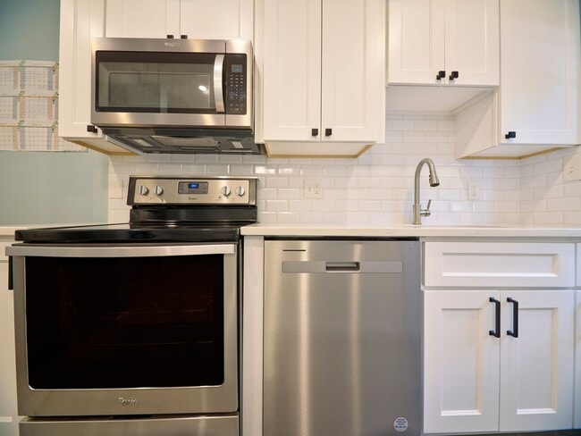 Building Photo - Charming and private 3BR, 2FB home located...