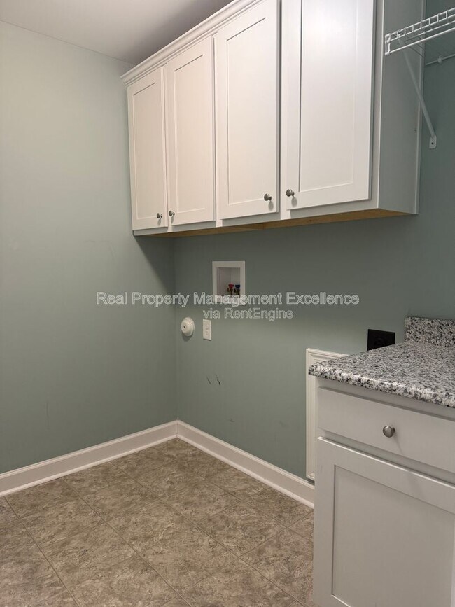 Building Photo - 432 Fallingbrook Dr