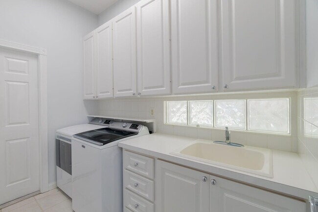 Building Photo - 4786 Blossom Dr